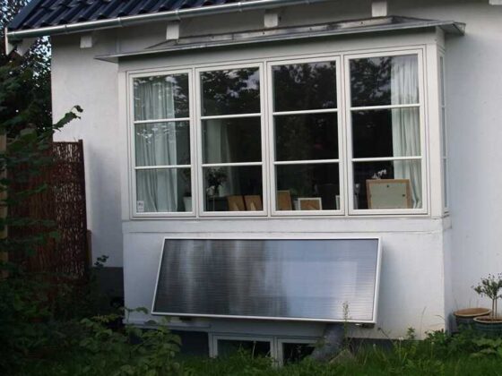 Vinklet SolarVenti under vindue